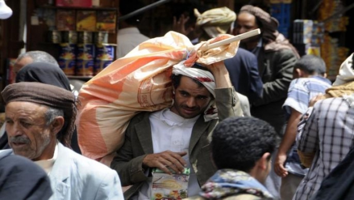 خبير اقتصادي يُحذر من تداعيات التصعيد في البحر الأحمر على الواقع الاقتصادي باليمن