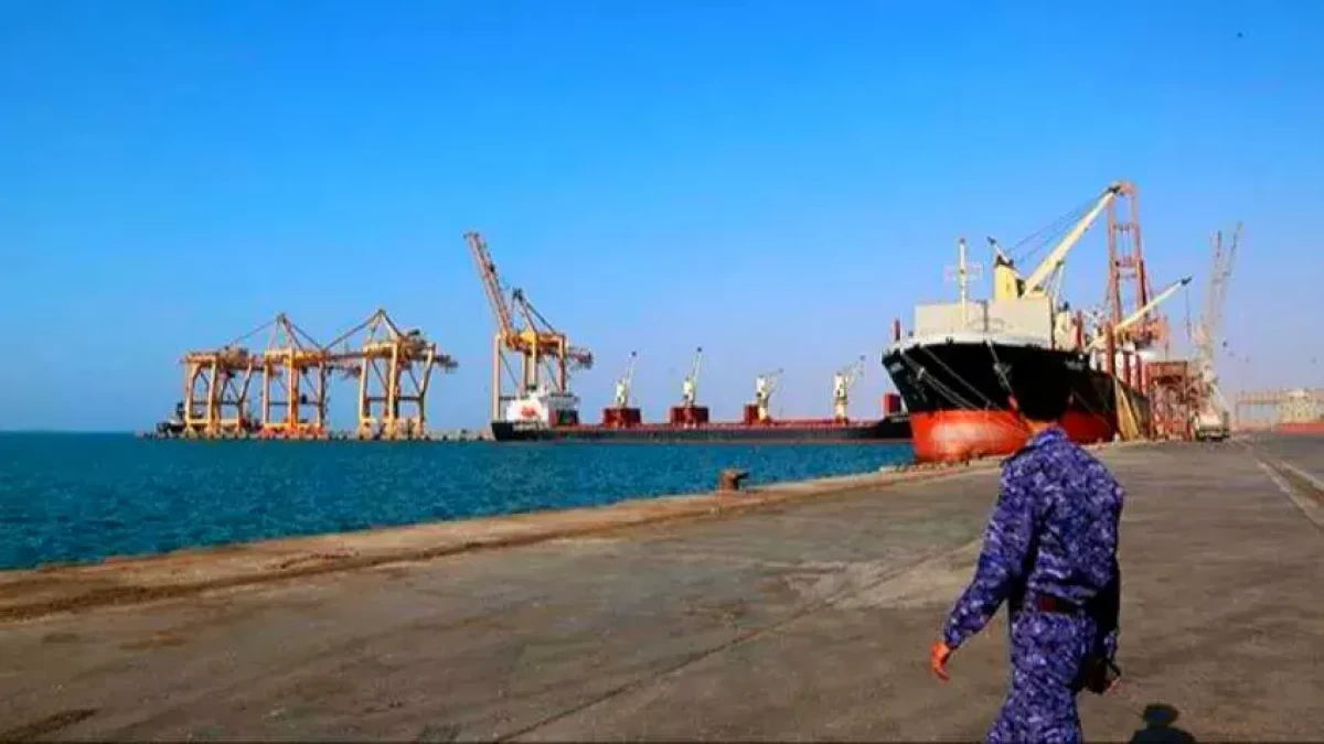 خبراء يحذرون من تداعيات كارثية على معيشة اليمنيين إثر تصعيد الهجمات الحوثية على السفن