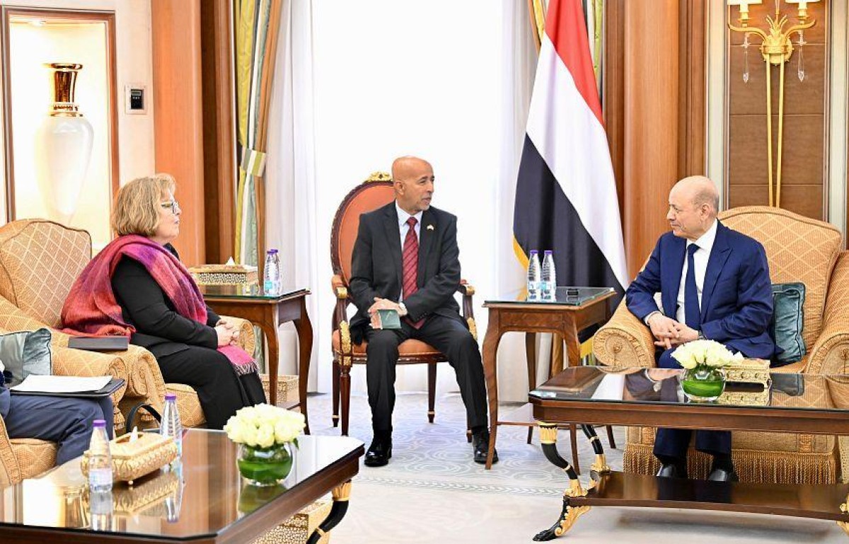 الرئيس العليمي: دعم الحكومة في السيطرة على الأرض هو النهج الأمثل لنزع سلاح الحوثيين