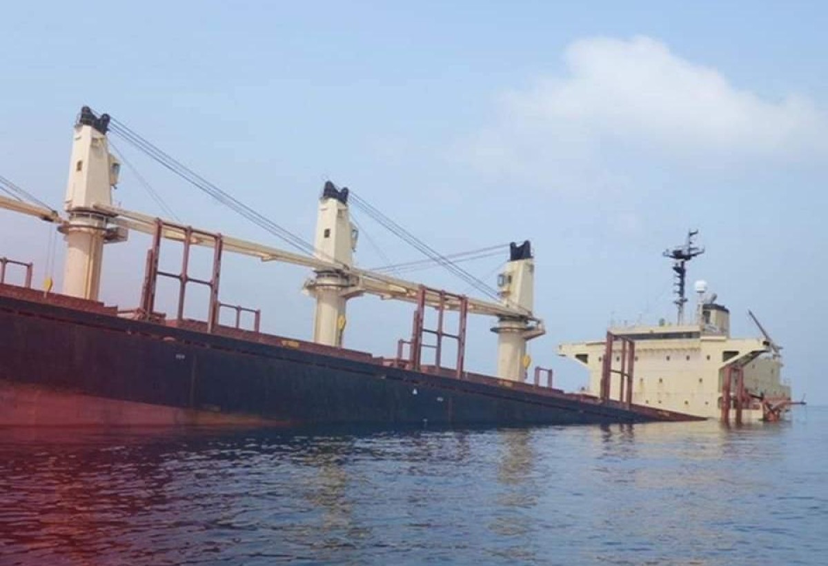 الحكومة : وضع السفينة التي استهدفها الحوثيون "مقلق جدا" بفعل تسرب النفط منها