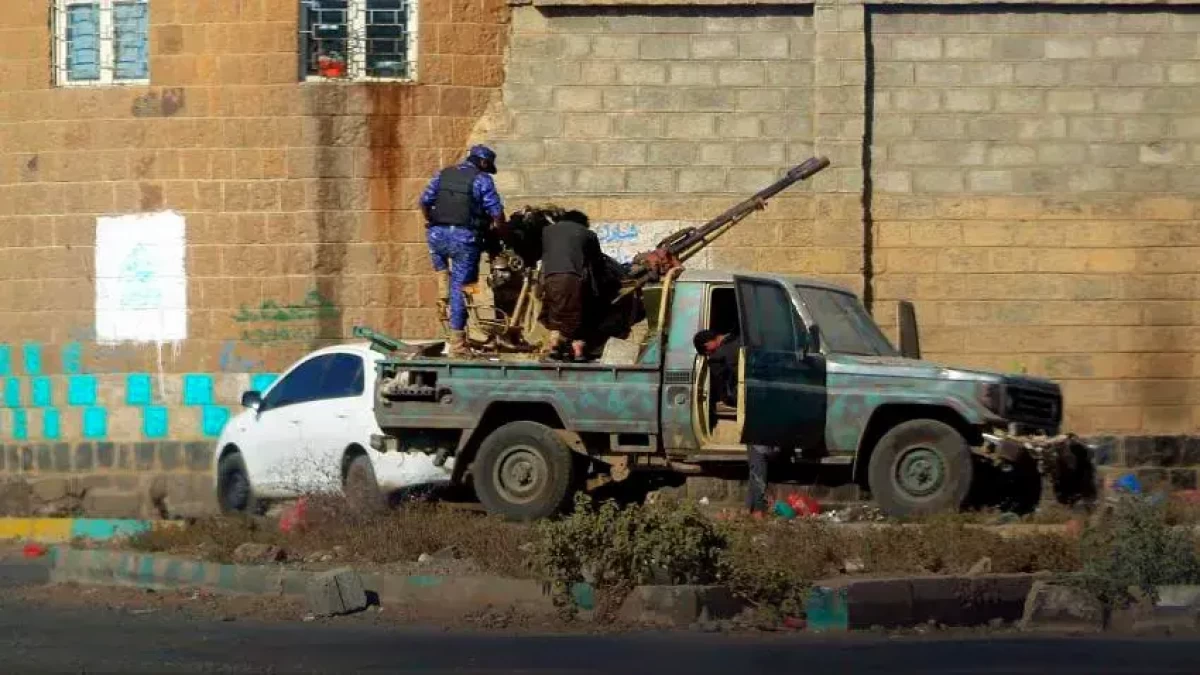 قيادي حوثي يسطو على أراضي المواطنين في إب ويودعهم السجن