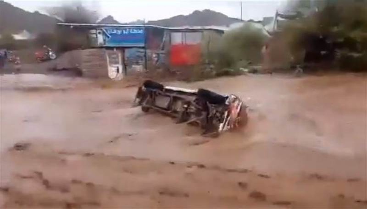 سيول الأمطار تجرف عشرات المزارع والسيارات في البيضاء (فيديو)