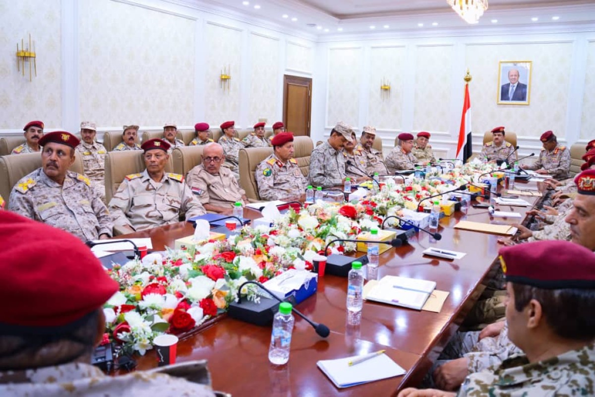 الجيش يعلن دعم إجراءات مركزي عدن لحماية النظام المصرفي