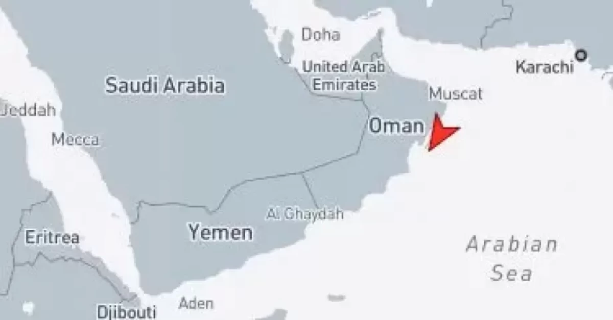 كهرباء عدن تنفي أن تكون الباخرة المنقلبة قبالة عمان محملة بشحنة ديزل تابعة لها