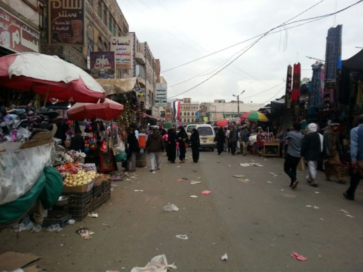 صنعاء : جماعة الحوثي تضاعف جباياتها على مالكي البسطات في سوق الزهراوي