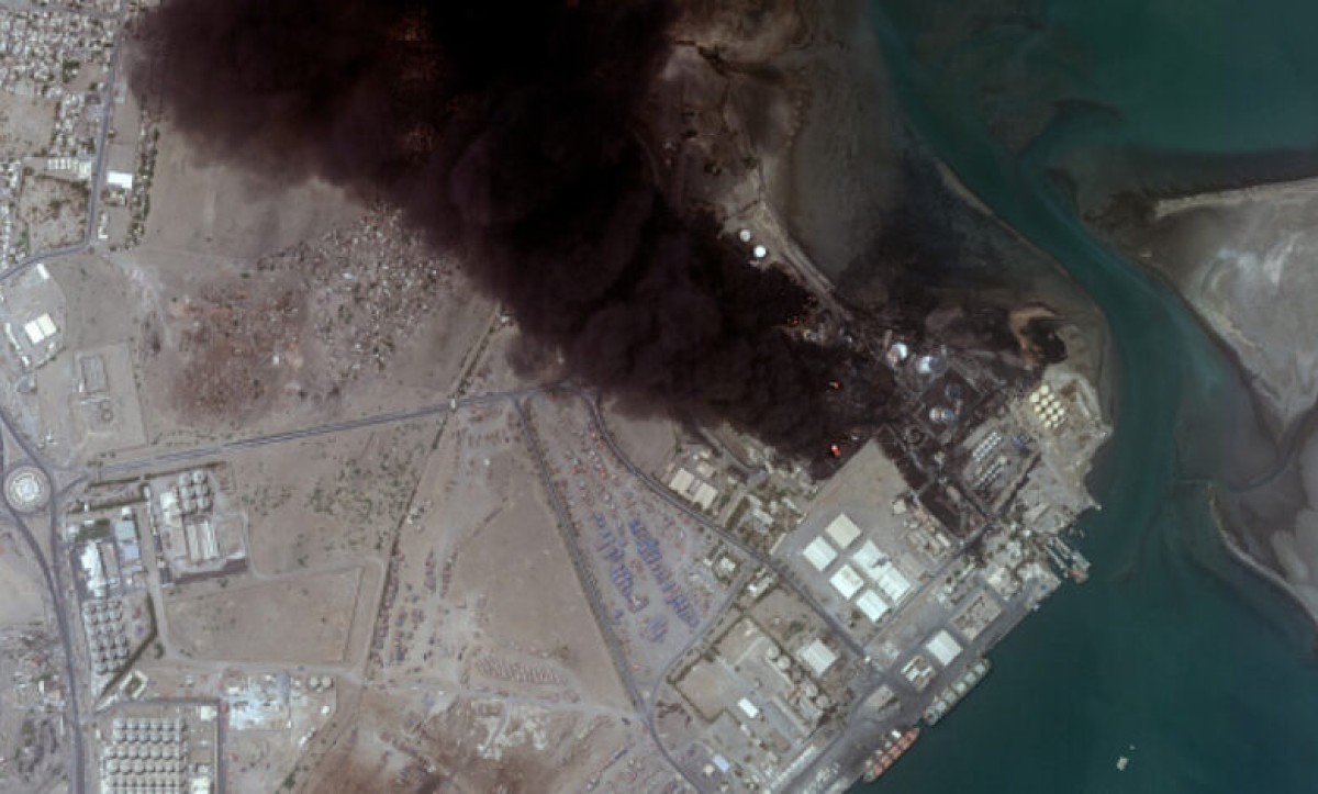 انبعاثات خطرة وتسرب نفطي جراء الغارات الإسرائيلية على ميناء الحديدة