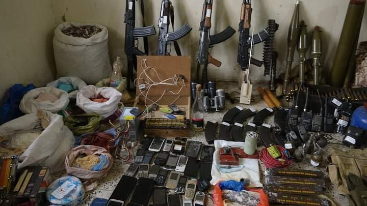 شرطة تعز تكشف عن تحريز أسلحة ومتفجرات بحوزة المتورطين باغتيال الموظف الأممي