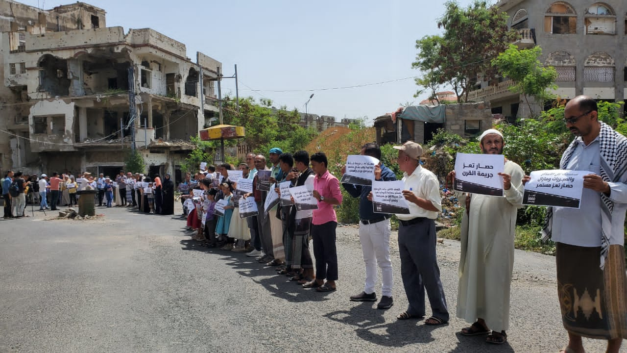 تعز: وقفة احتجاجية تطالب بإنهاء الحصار وفتح الطرقات دون شروط