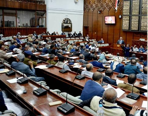 قيادي حوثي يعتدي على برلماني في مجلس النواب بصنعاء