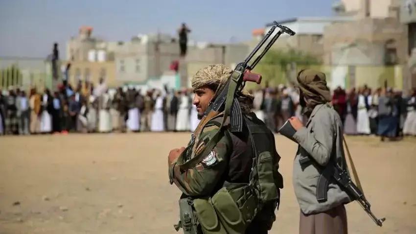 الجوف: جماعة الحوثي تفصل 40 طبيبًا بعد مطالبتهم بصرف الرواتب