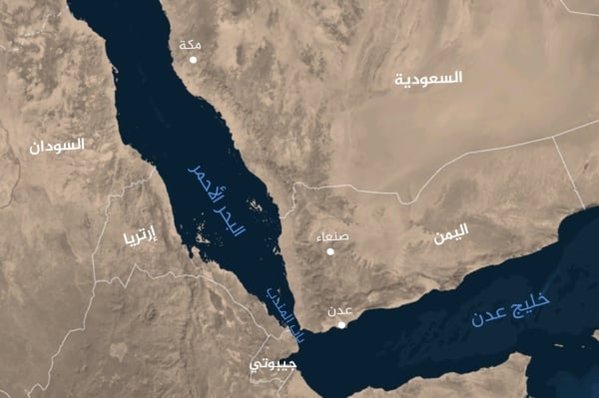 جماعة الحوثي تعلن استهداف سُفن ومُدمّرات حربيّة في البحر الأحمر