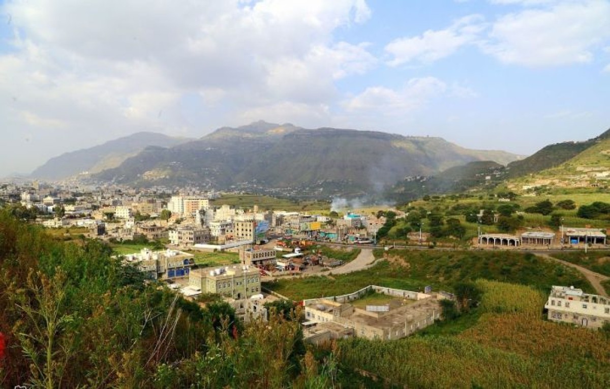 نهب الأراضي .. قيادي حوثي يعتدي بالضرب على عمال في مدينة إب