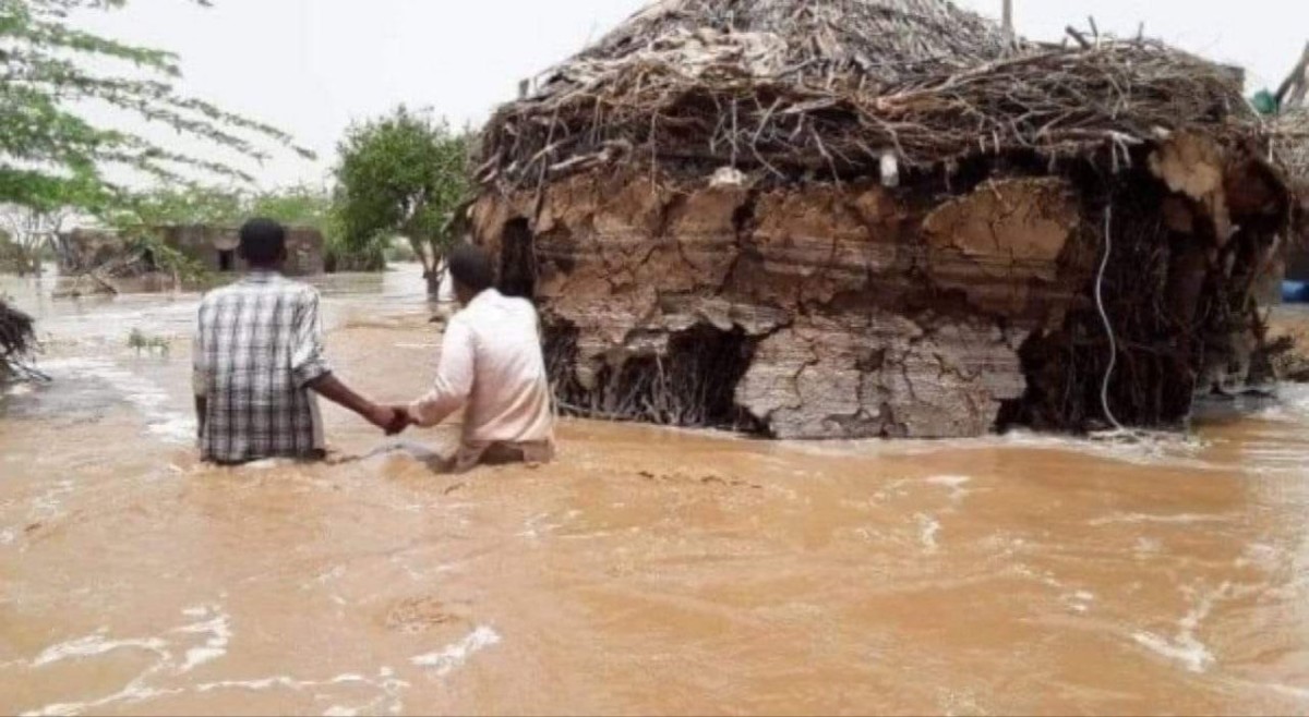 "الداخلية" تؤكد فقدان قائد عسكري وانتشال جثتي جنديين جرفتهم سيول الحديدة