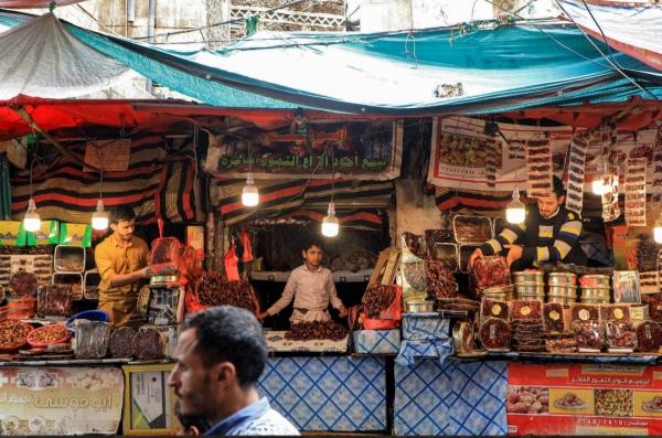 تقرير: غلاء فاحش في اليمن.. أزمة رواتب تفاقم انهيار القدرة الشرائية