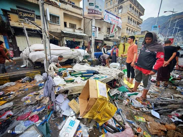 سيول الأمطار تجرف بسطات الباعة في مدينة تعز (فيديو)