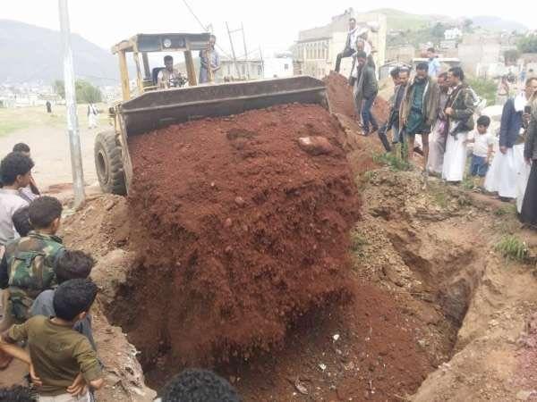 نافذون حوثيون يعتدون على مقبرة بمدينة إب