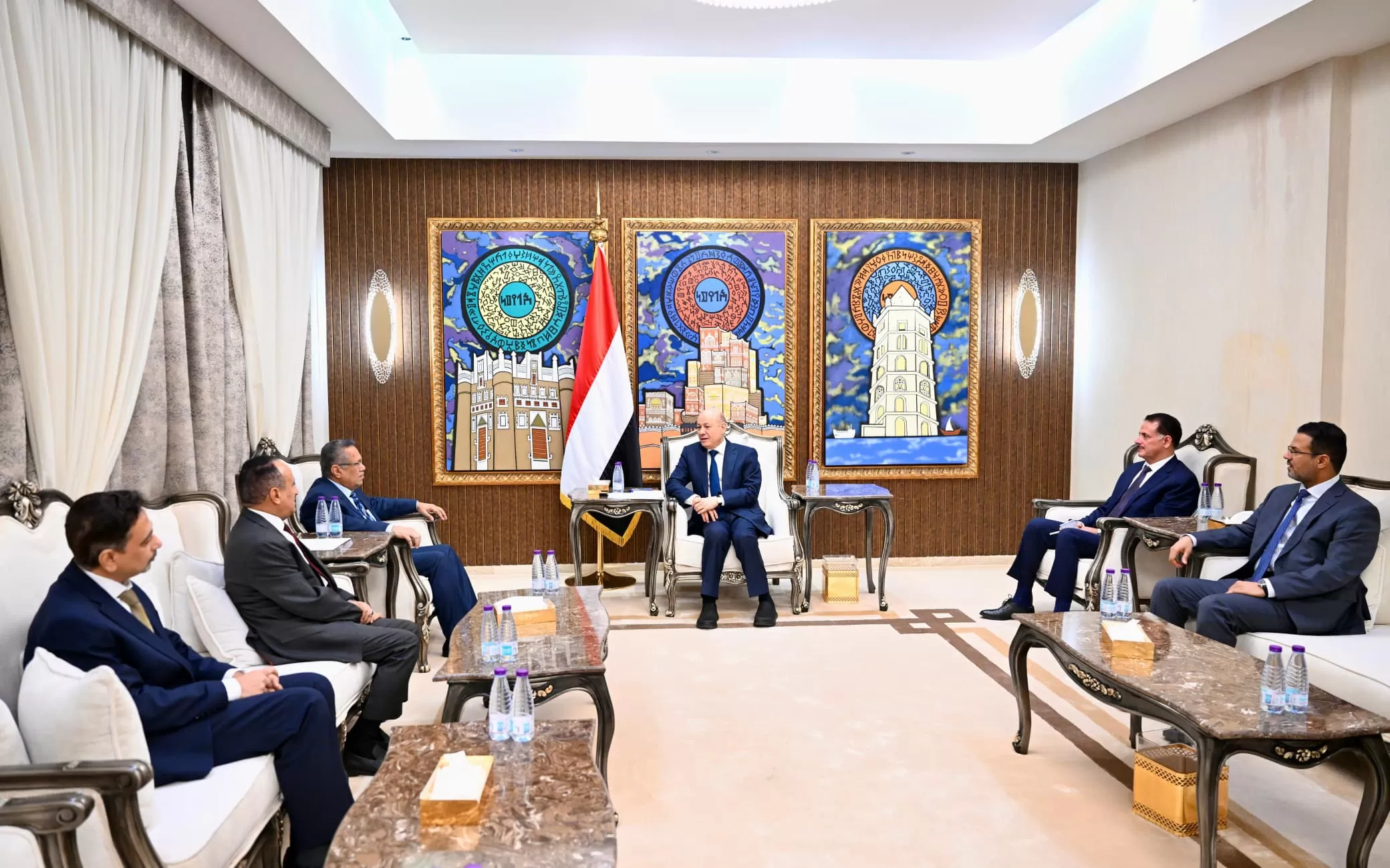 العليمي: وحدة الصف الوطني أولوية قصوى لإستعادة مؤسسات الدولة
