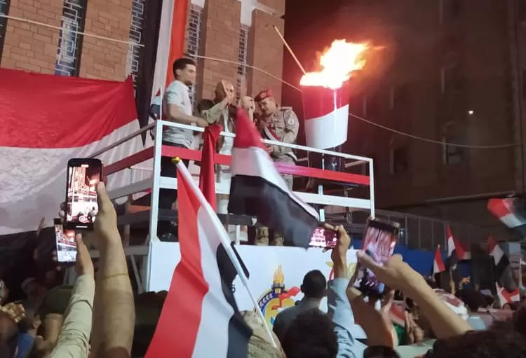 الآلاف يشاركون في حفل إيقاد شعلة ذكرى ثورة 26 سبتمبر وسط مدينة تعز