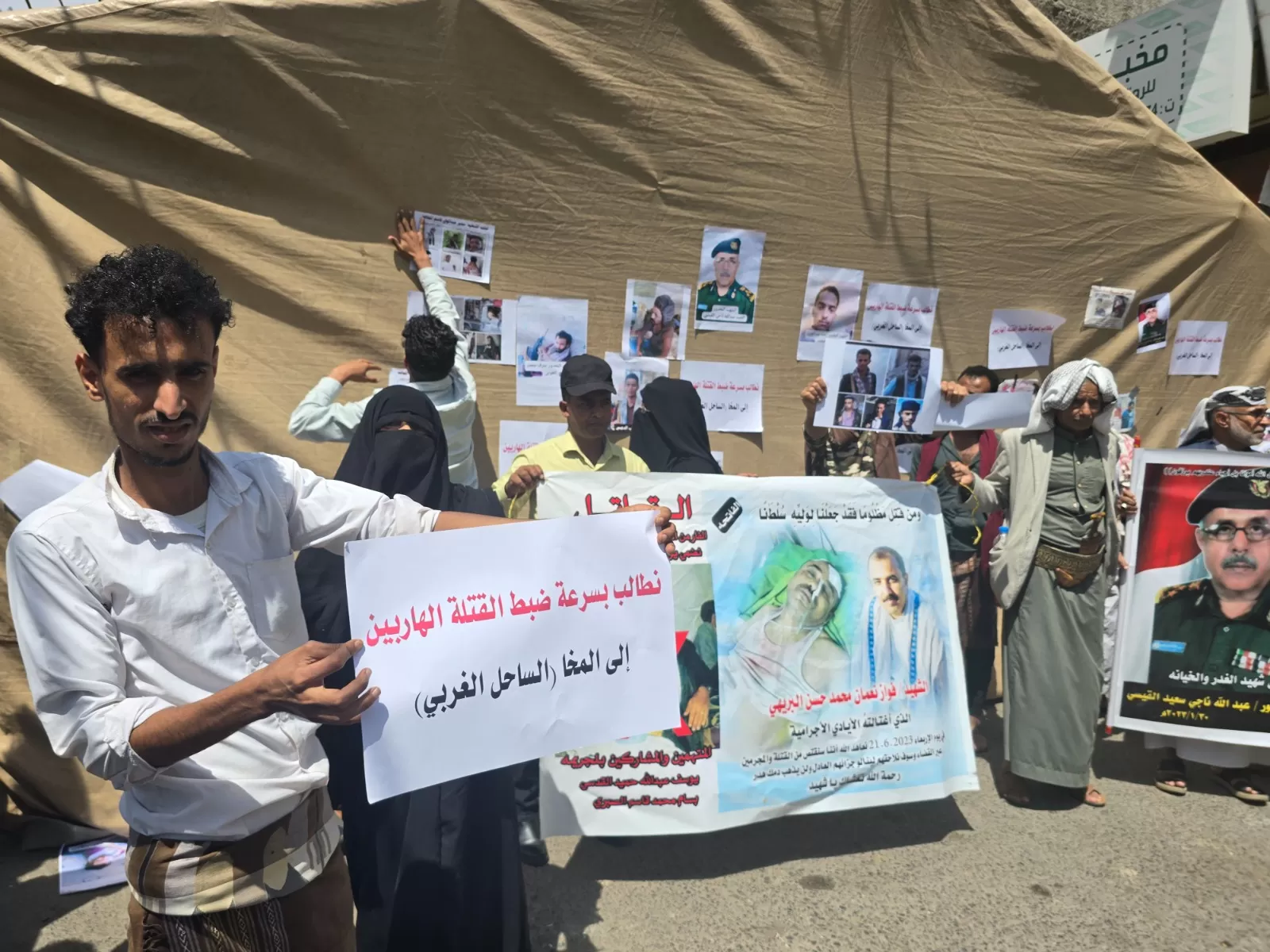 أهالي ضحايا مدنيين يطالبون طارق صالح بضبط قتلة فارين في المخا