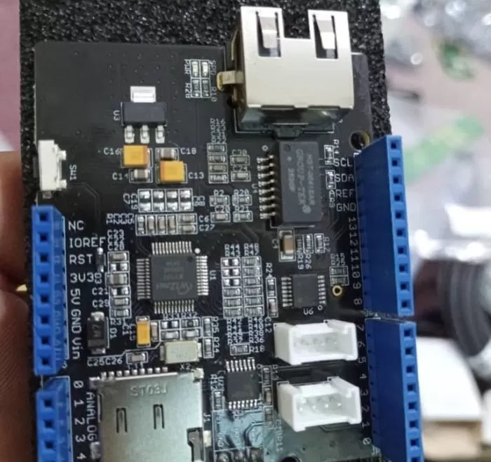 إحباط تهريب آلاف القطع الإلكترونية ذات الاستخدام العسكري في منفذ صرفيت بالمهرة