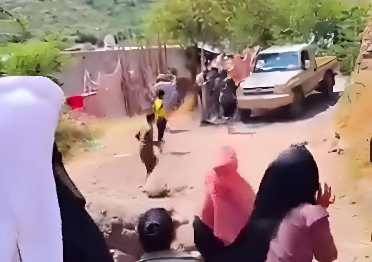 الحوثيون يطلقون النار على نساء وأطفال احتجّوا ضد إقامة كسارة في إب