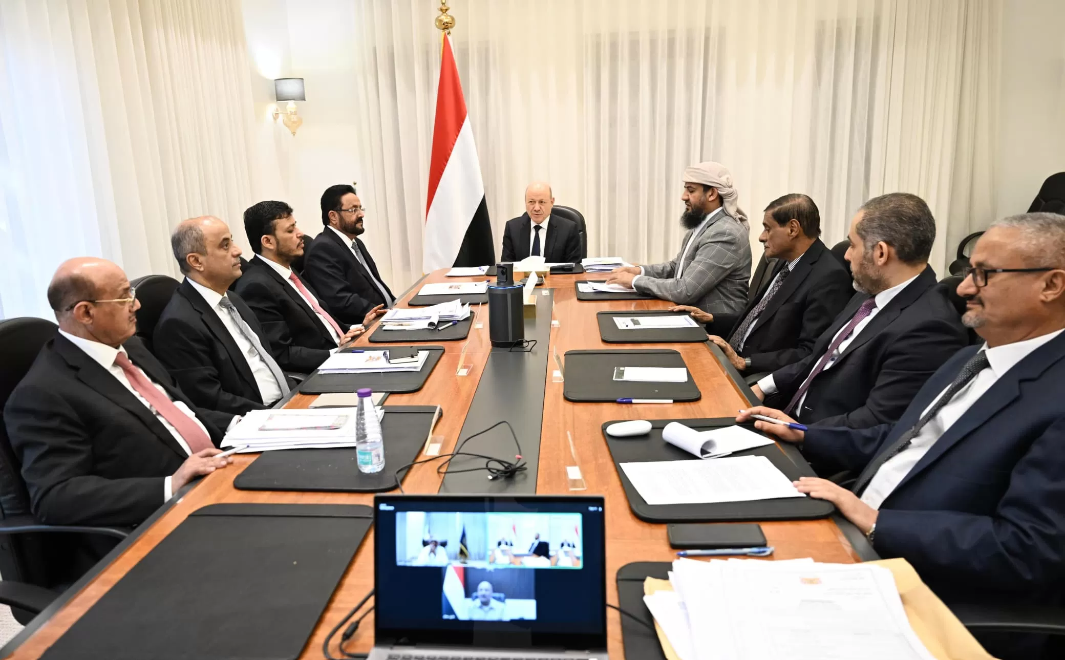 المجلس الرئاسي يقر حزمة إجراءات لتعزيز الانضباط المالي وتوسيع الإيرادات