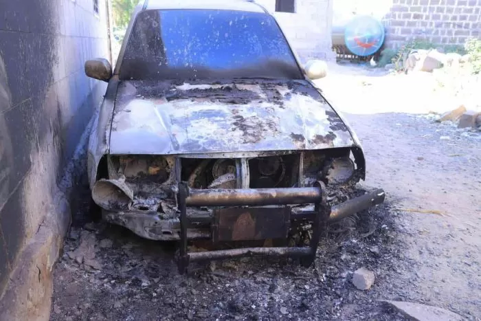 إحراق سيارة مواطن بعد أسبوعين من استهداف منزله في حبيش بإب