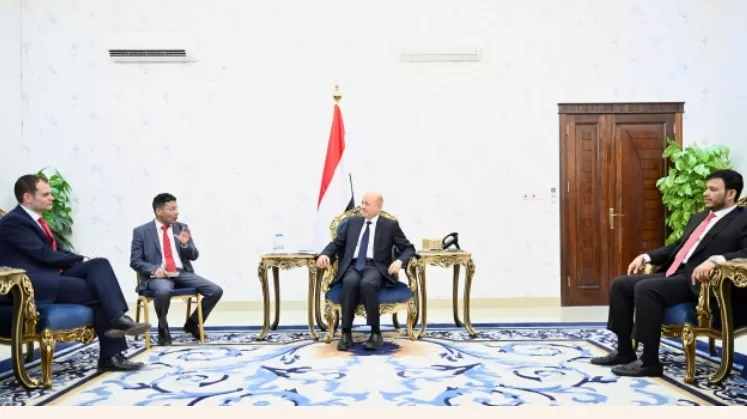 الرئيس العليمي يستقبل أول وزير بريطاني يزور اليمن منذ سبعة أعوام