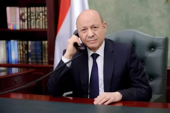 العليمي يبحث مع محافظ البنك تداعيات تعليق أنشطة صندوق النقد على الاقتصاد اليمني