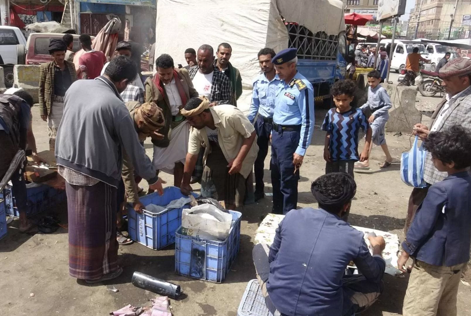 جماعة الحوثي تداهم الأسواق وتغلق عددا من المحلات التجارية في حجة