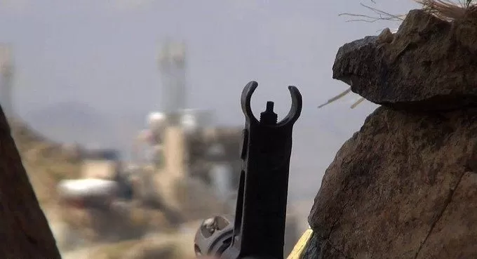 قناص حوثي يصيب طفلاً في وجهه جنوب شرق تعز