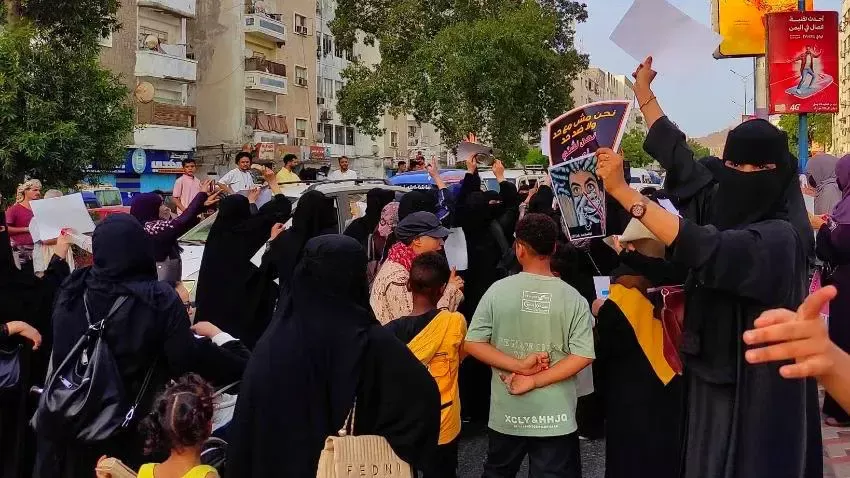 احتجاجات نسائية في عدن تطالب بتوفير الخدمات وتحسين المعيشة