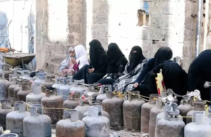 أزمة غاز خانقة في الحديدة بعد احتكار الحوثيين التوزيع لصالح محطاتهم