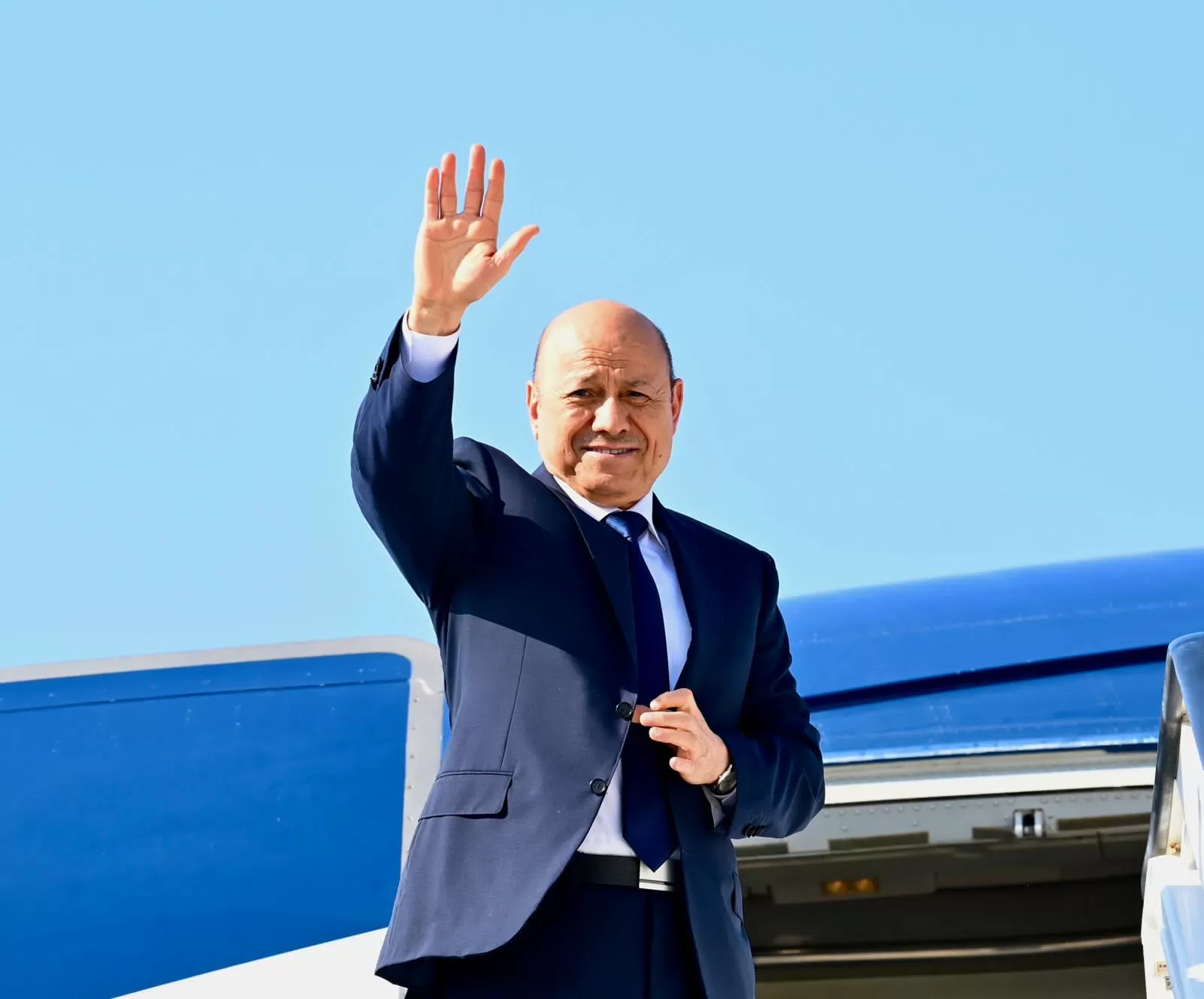 العليمي يغادر عدن إلى الرياض في زيارة لحشد الدعم السياسي والاقتصادي