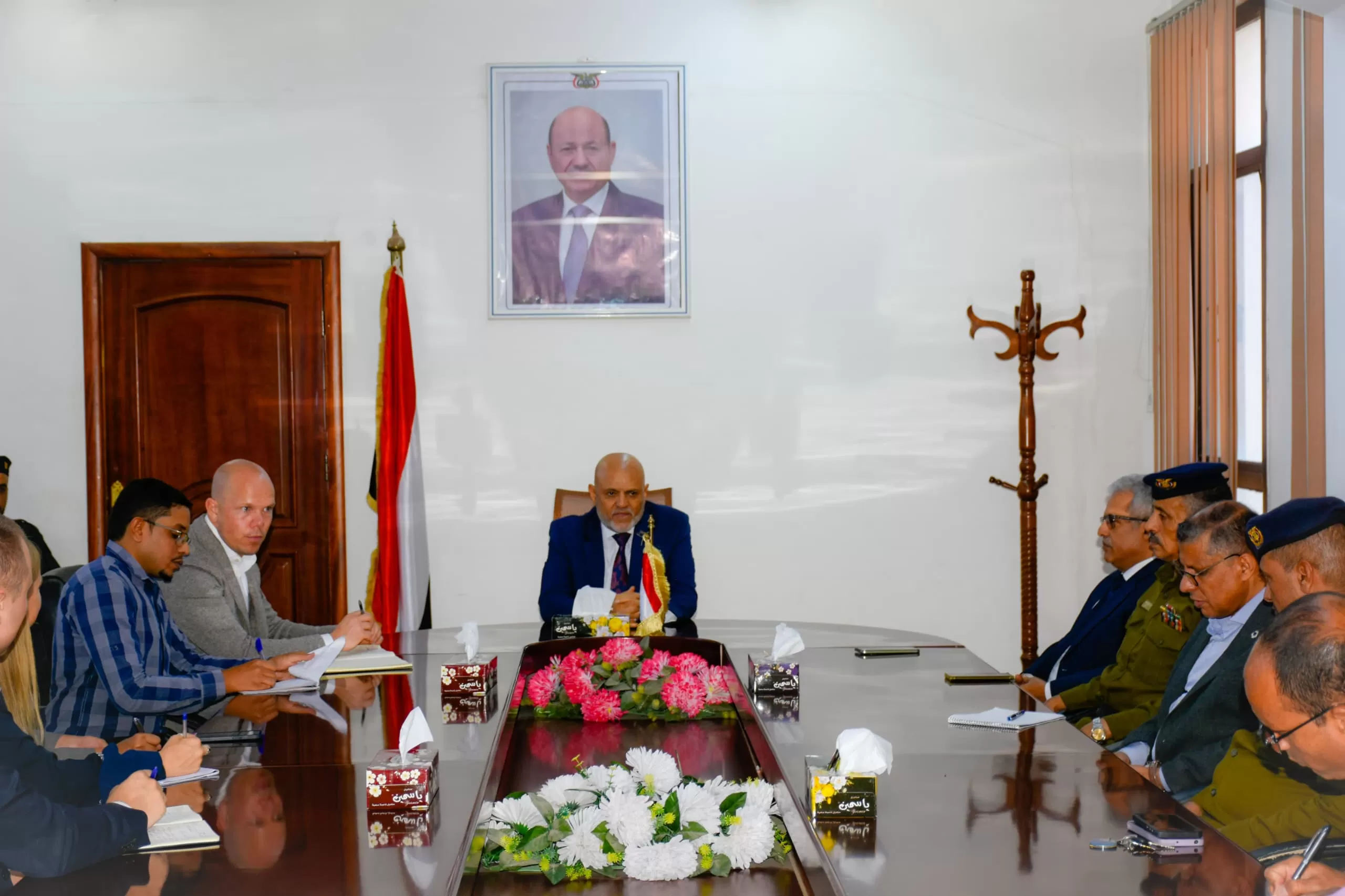 محافظ تعز يبحث مع فريق أممي جهود بناء السلام وتعزيز الاستقرار المحلي