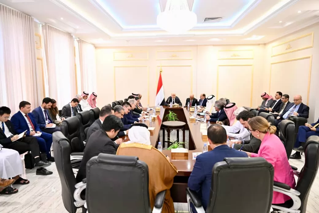 العليمي يضع الدول الراعية للعملية السياسية أمام مسؤولية التصعيد شرق اليمن