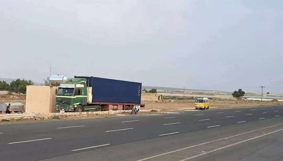 سائقو الشحن يشتكون ابتزاز ميزان مستحدث للحوثيين في دمت بالضالع