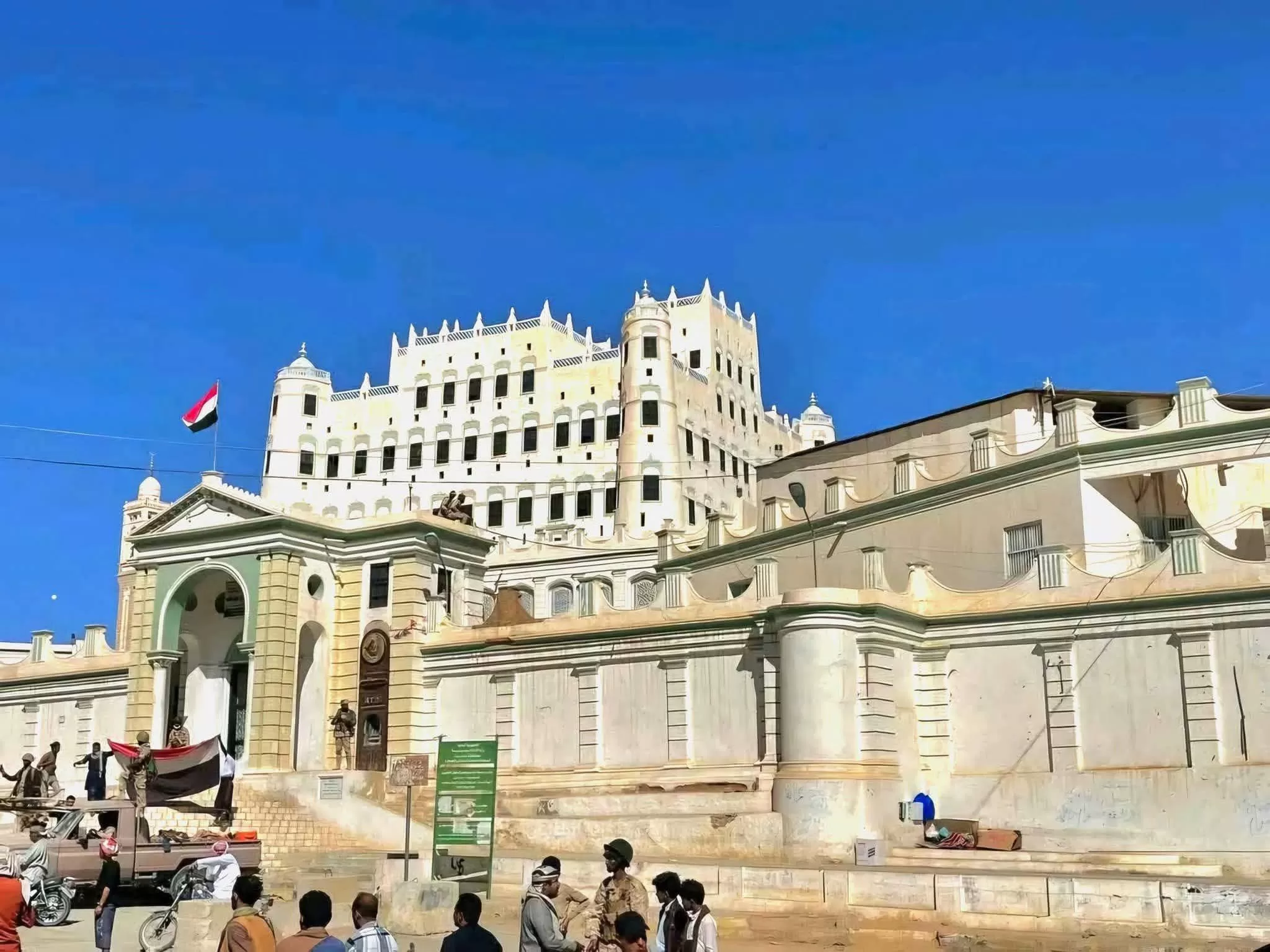 انهيار متسارع لقوات الانتقالي المتمردة والشرعية تستعيد سيئون ومطارها (تفاصيل)