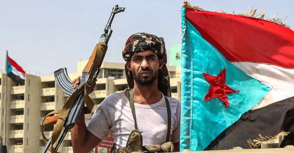 مركز حقوقي يحذر من توزيع قوات الانتقالي أسلحة خارج الأطر القانونية في المكلا