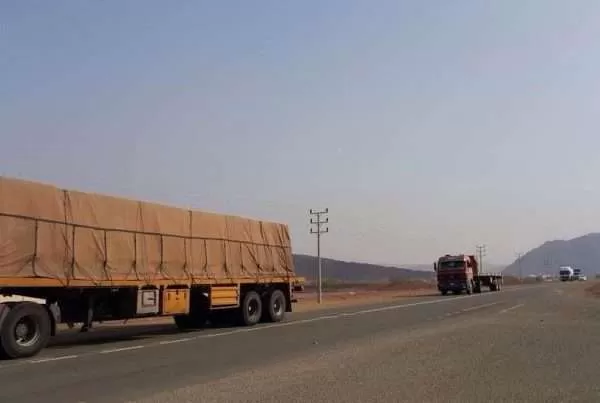 "فرضت جبايات مضاعفة".. مليشيا الحوثي تمنع دخول الشاحنات التجارية إلى صنعاء (فيديو)